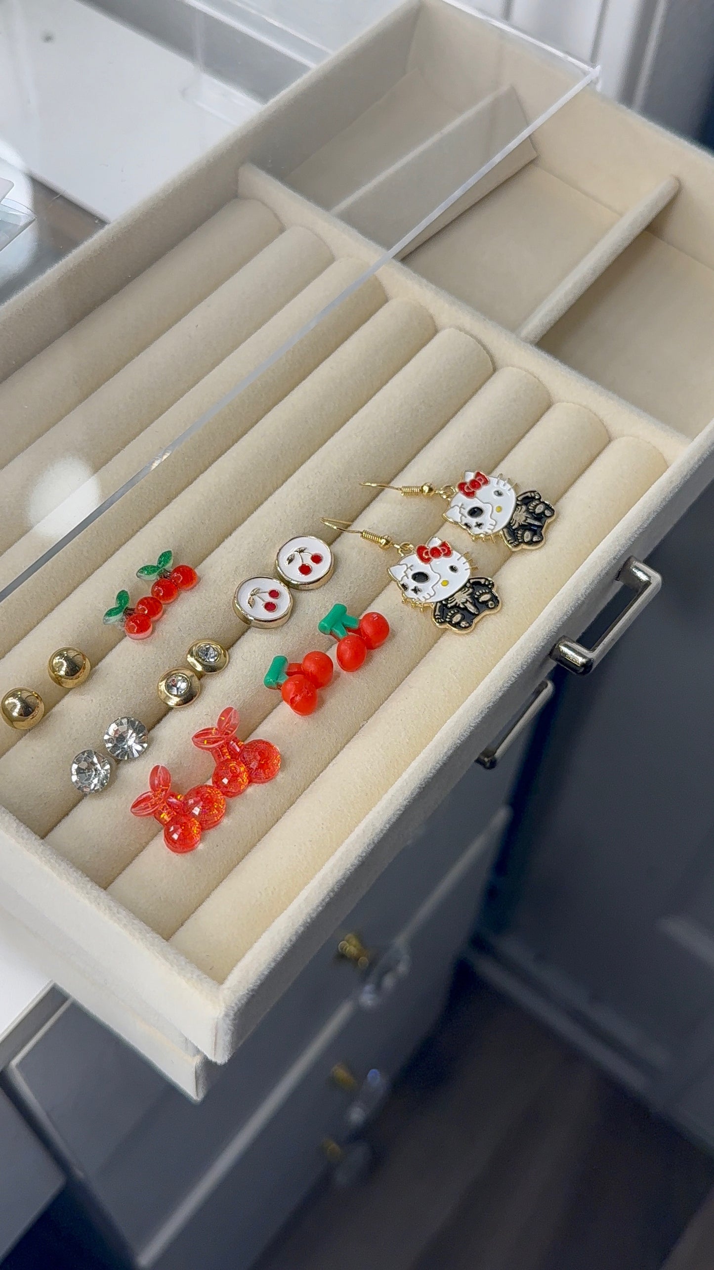 HK set of earrings