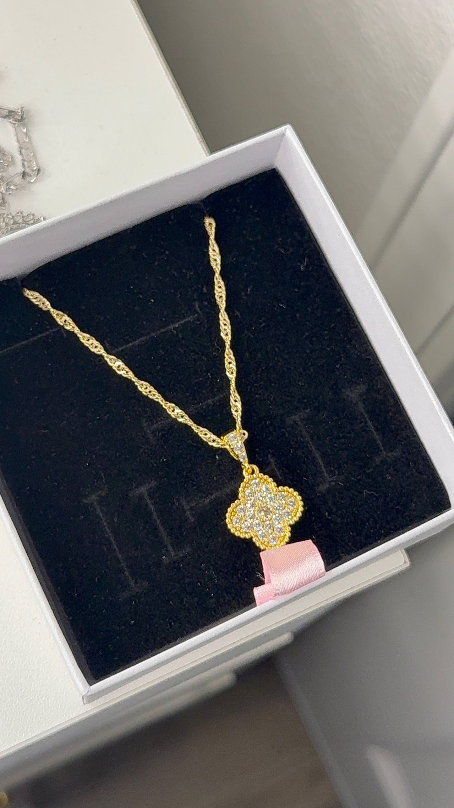 Bling clover pendant with chain