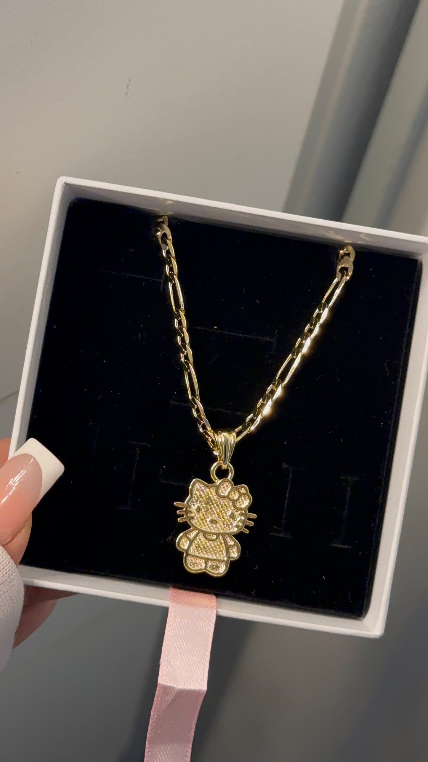 Hk pendant with necklace