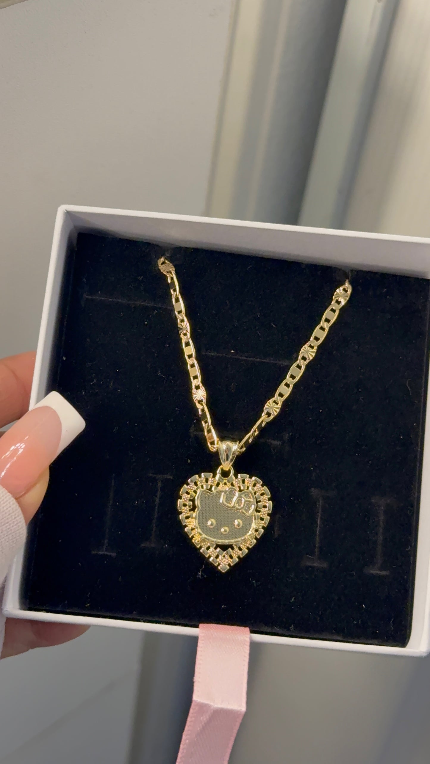 Hk heart pendant with necklace