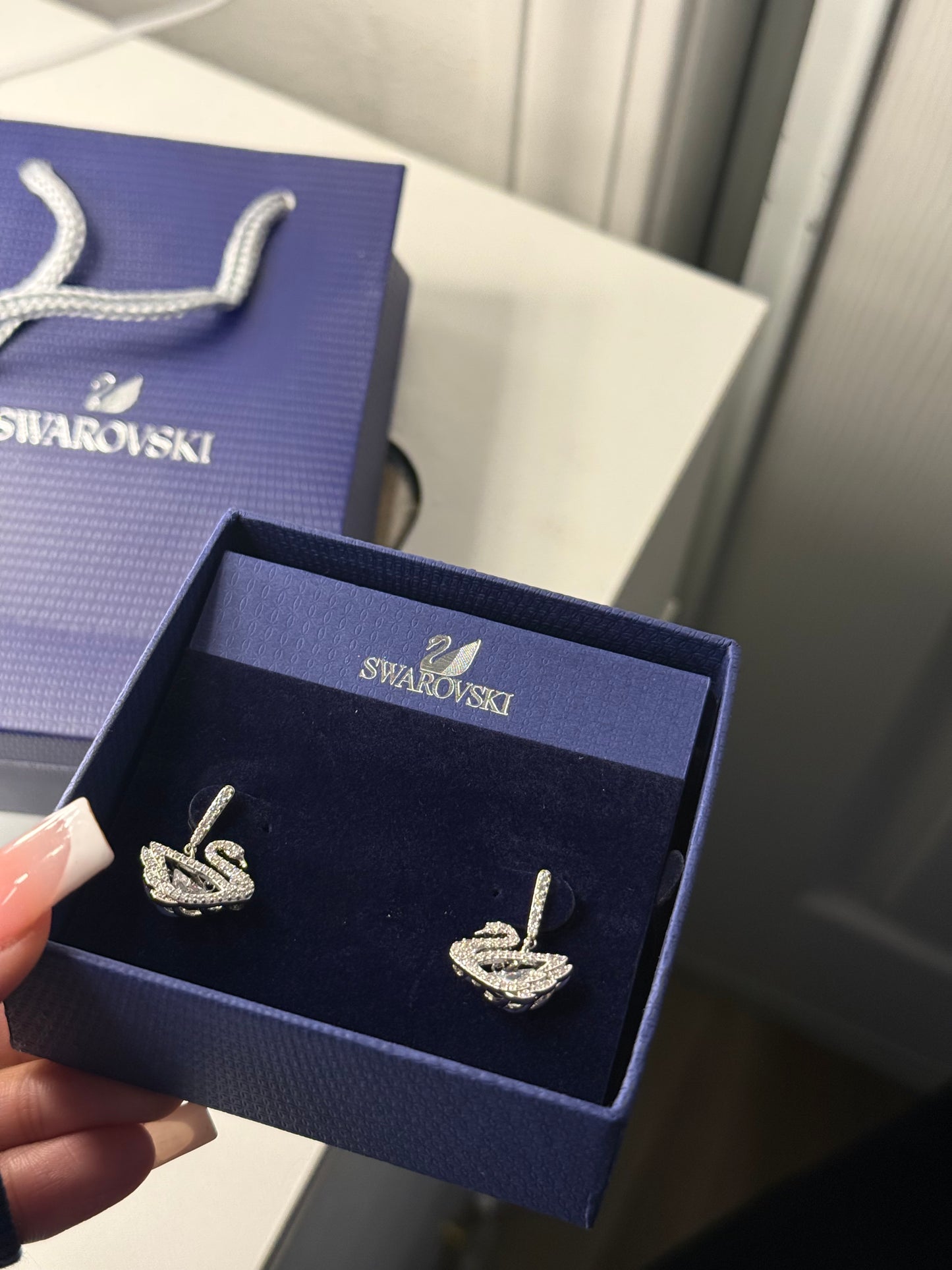 Swan earrings with box