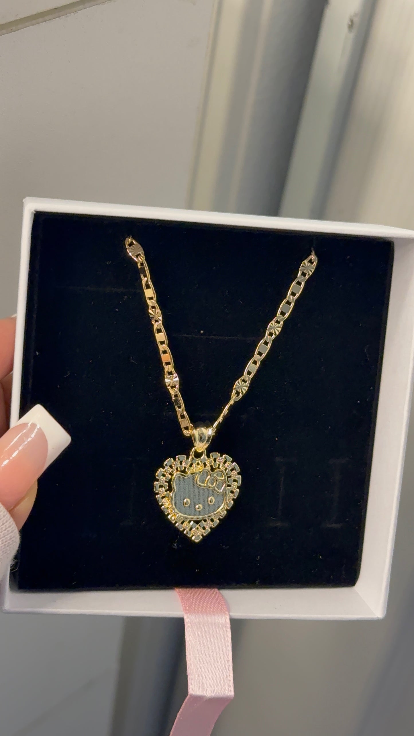 Hk heart pendant with necklace