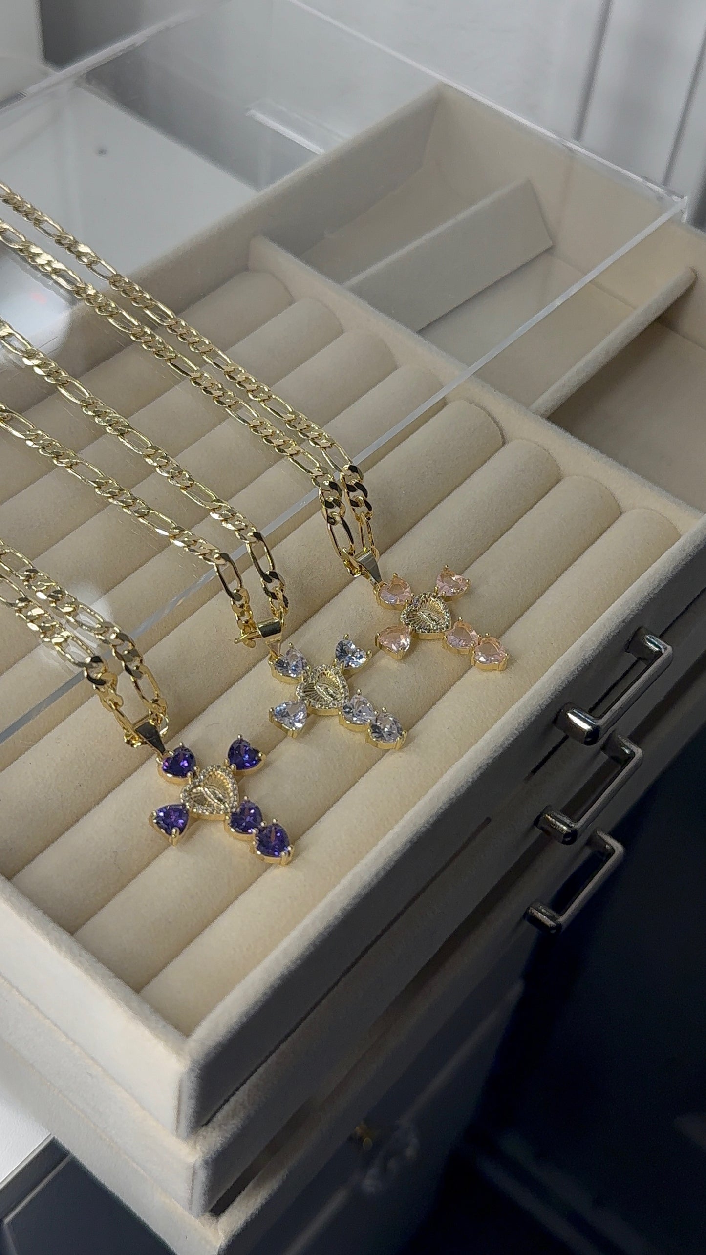 Cross pendant with necklace