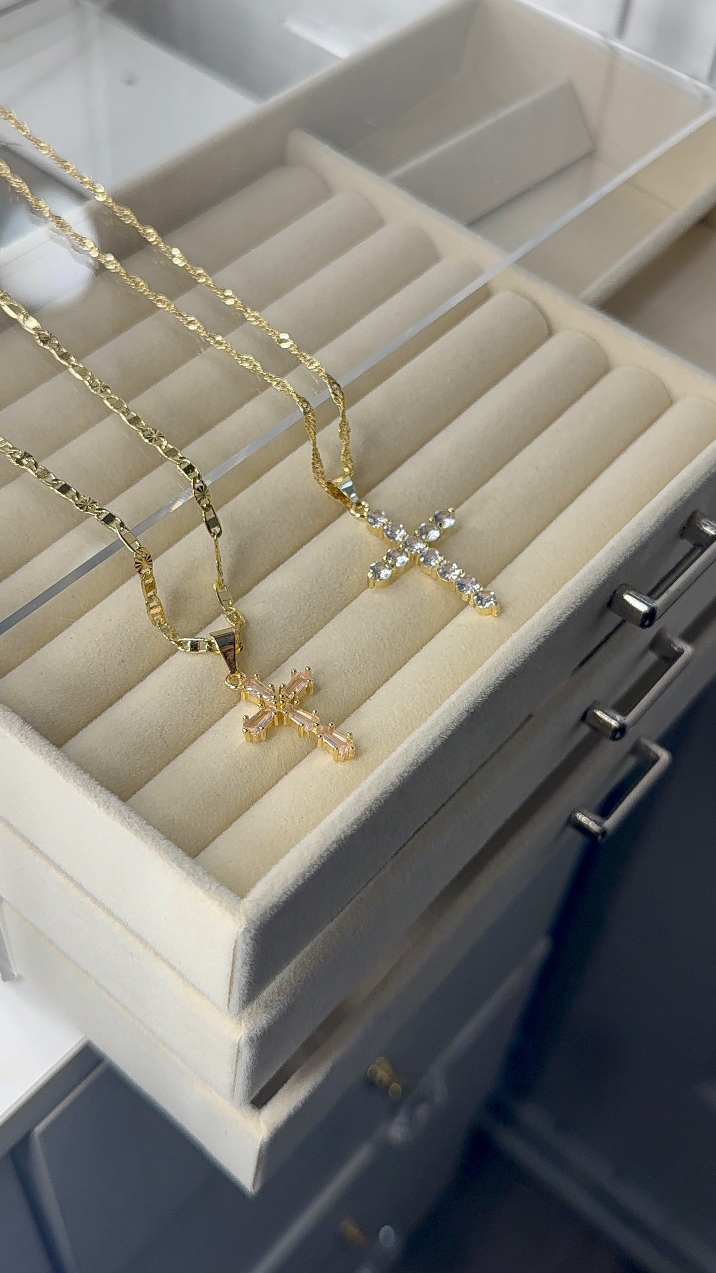 Cross pendant with necklace