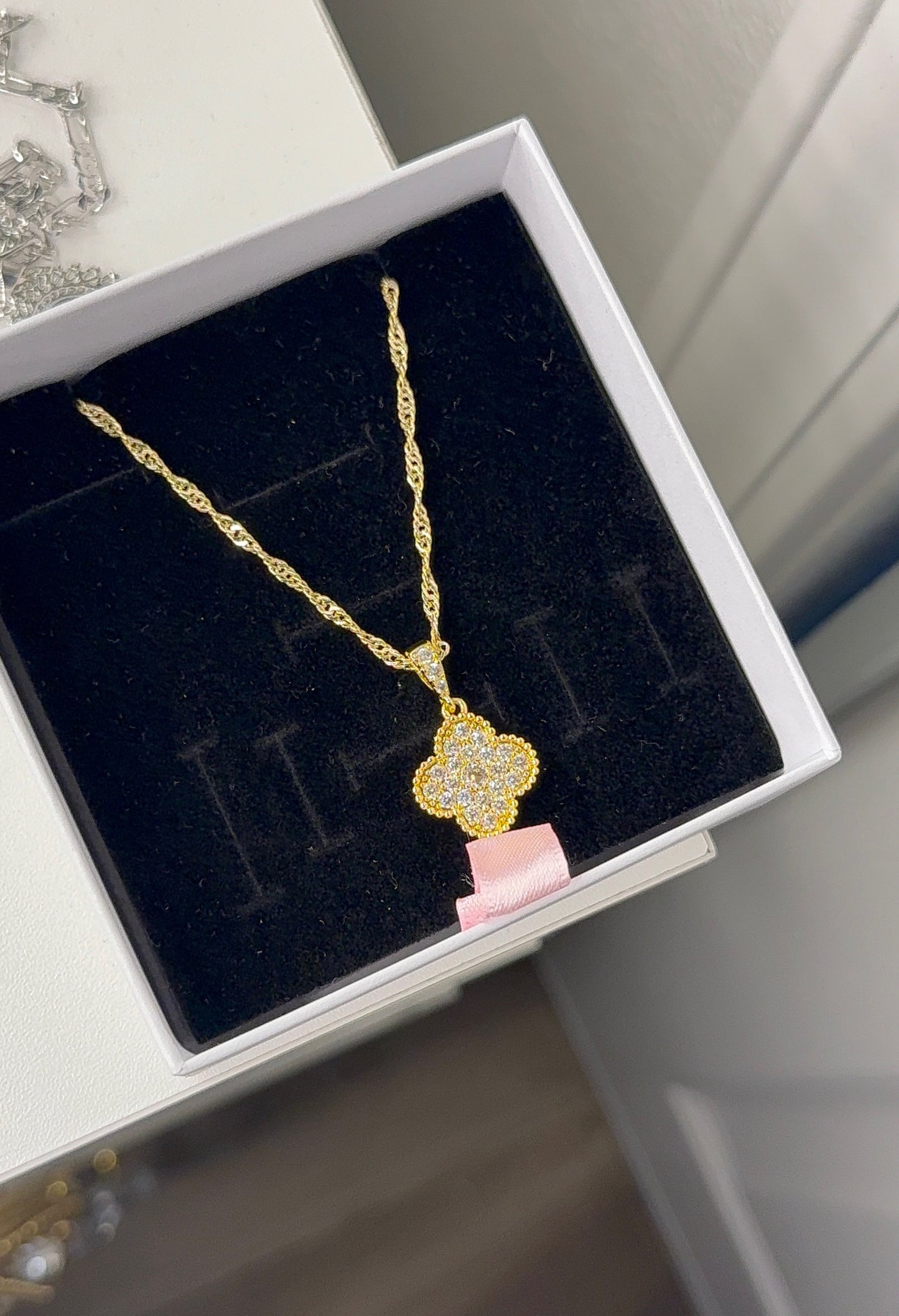Bling clover pendant with chain