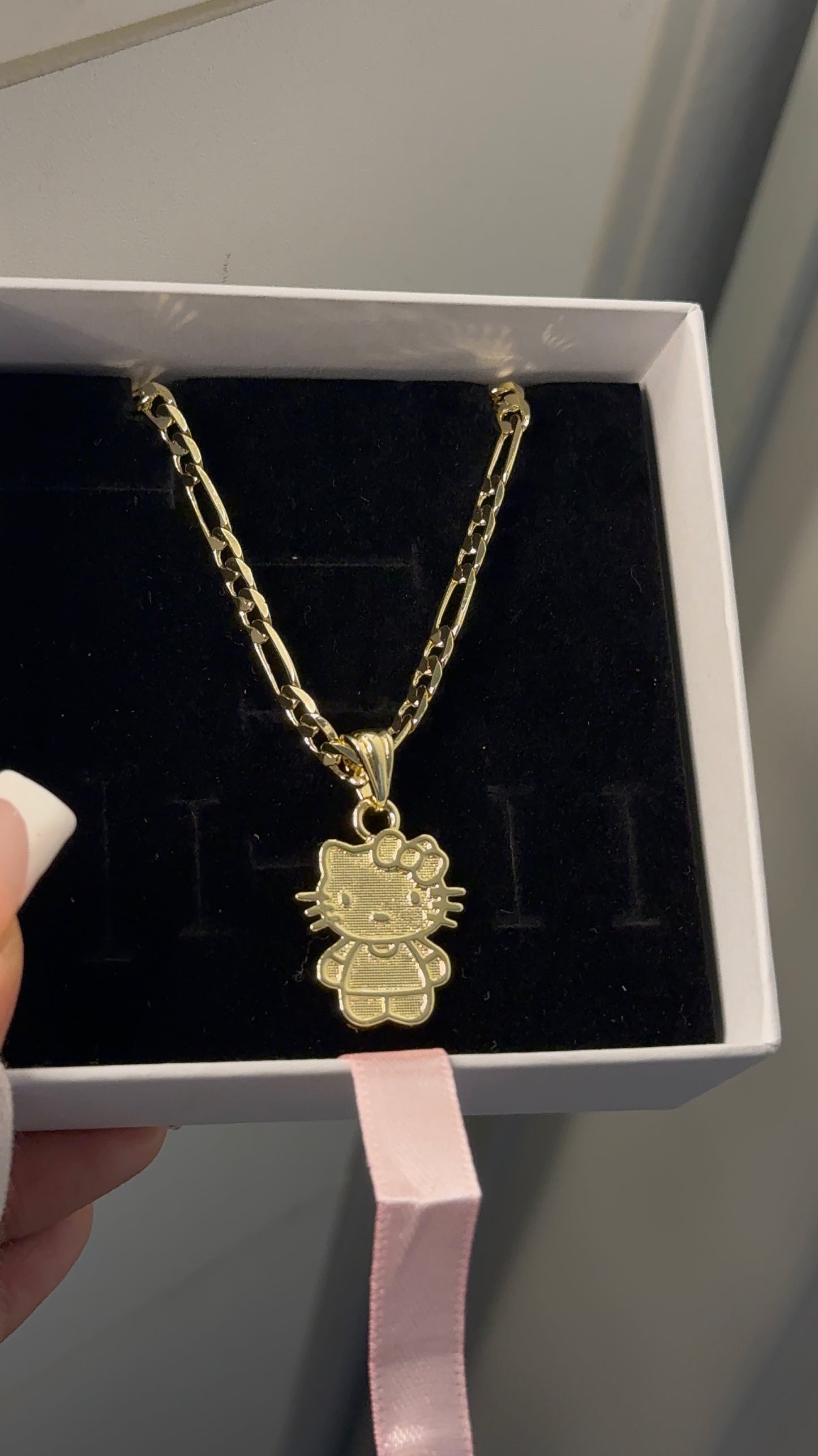 Hk pendant with necklace