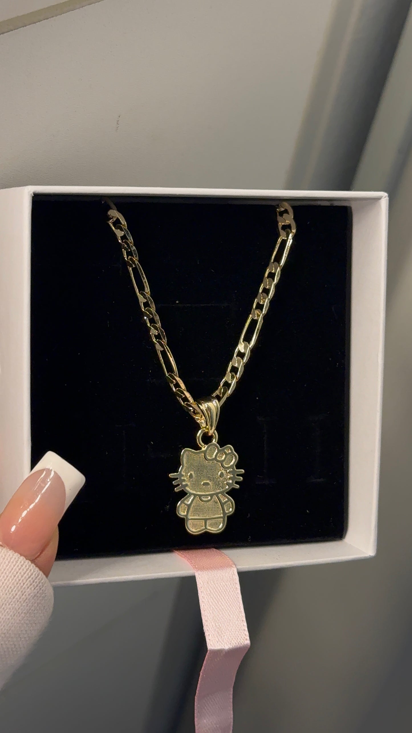 Hk pendant with necklace
