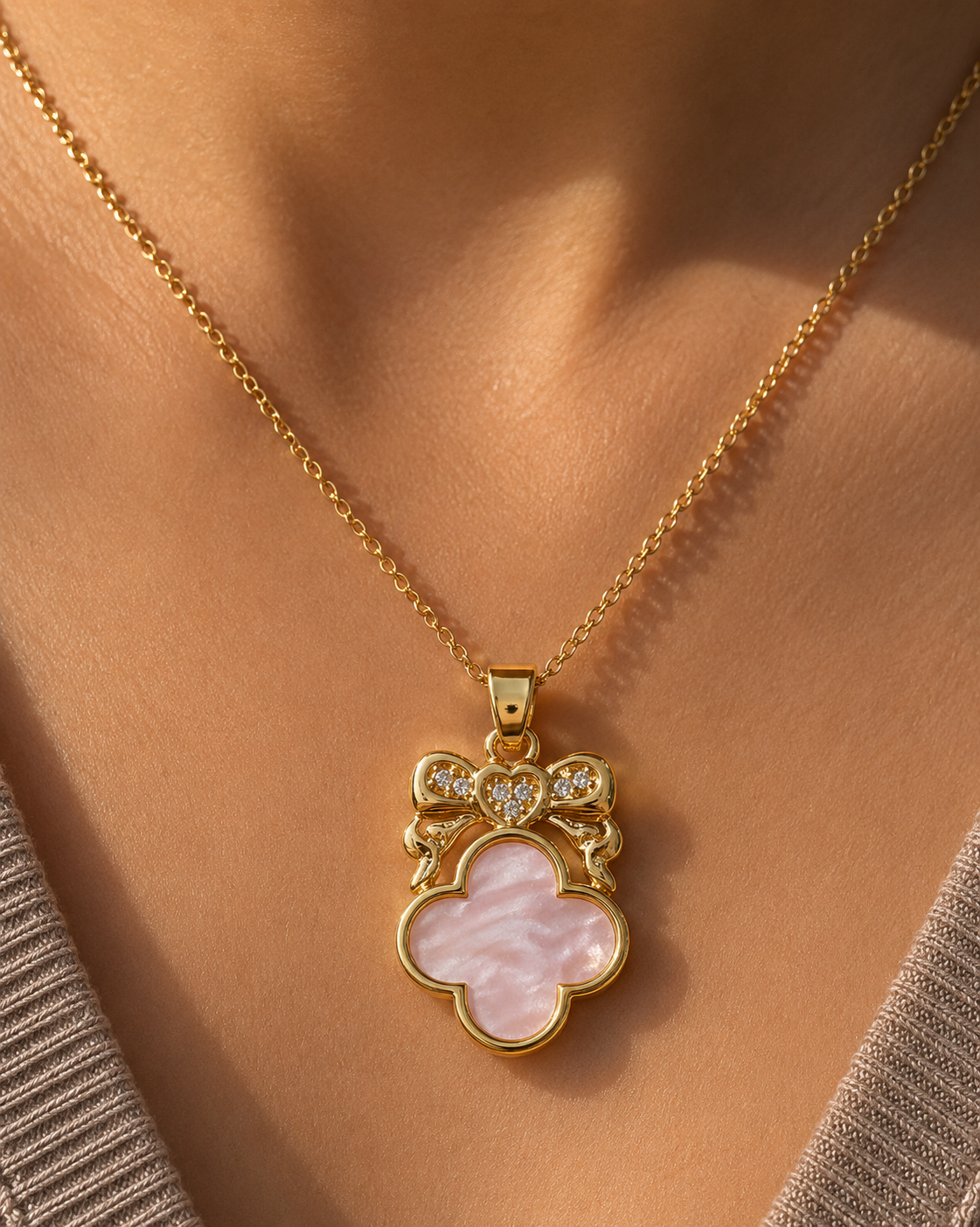 Pink bow clover pendant with necklace