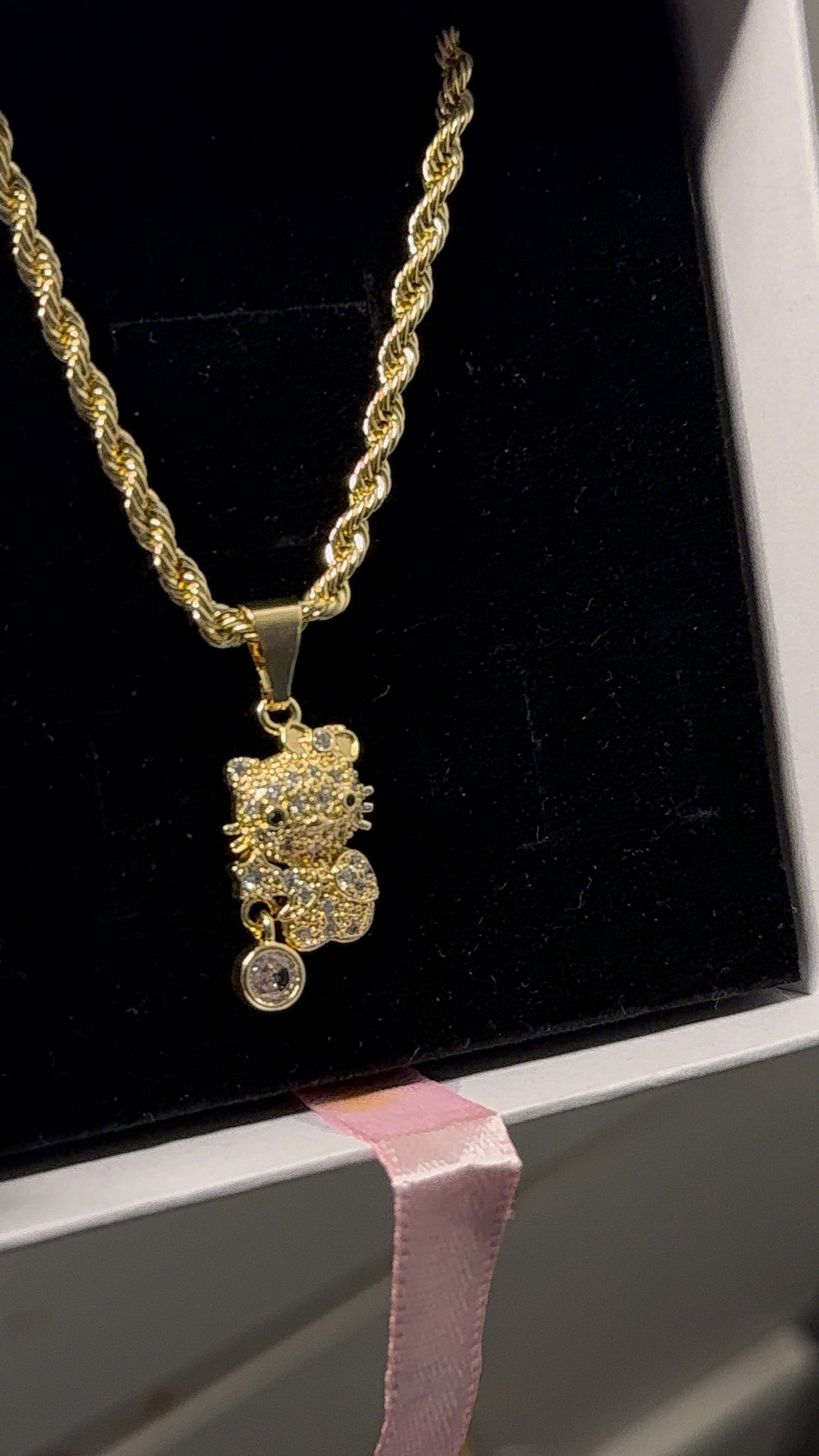 Hk pendant with white stone and rope chain