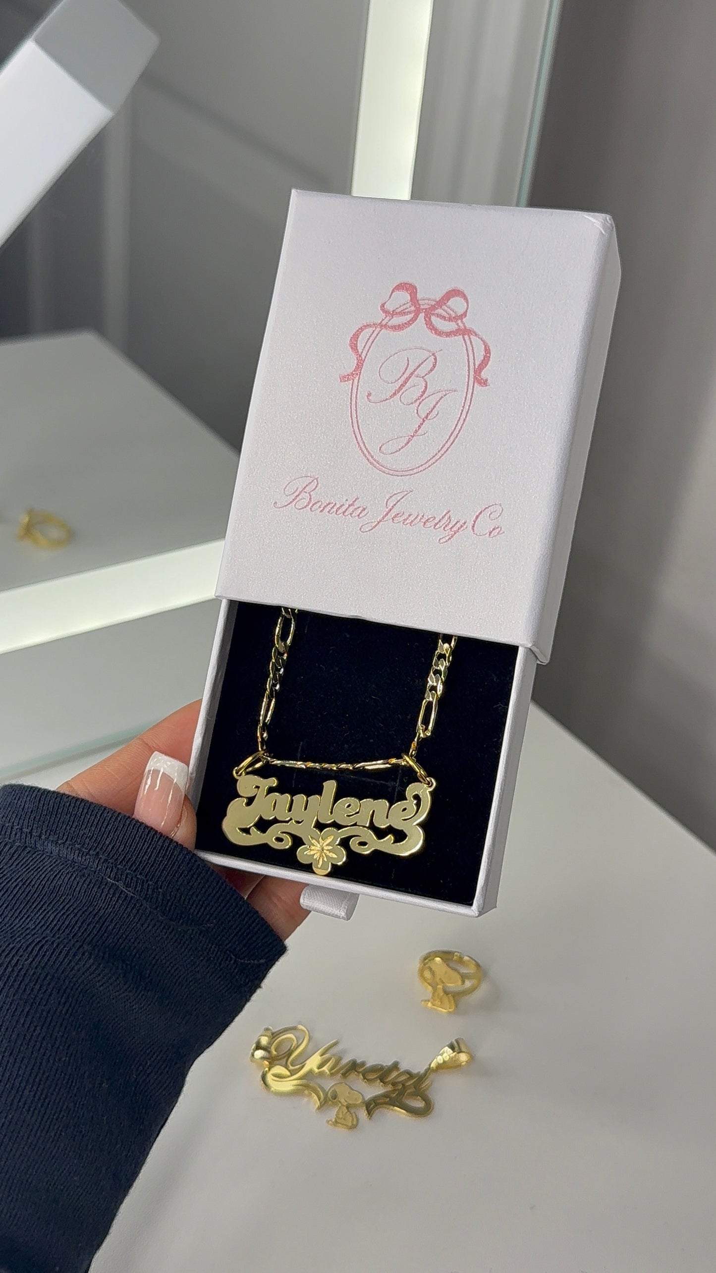 Flower personalized name necklace