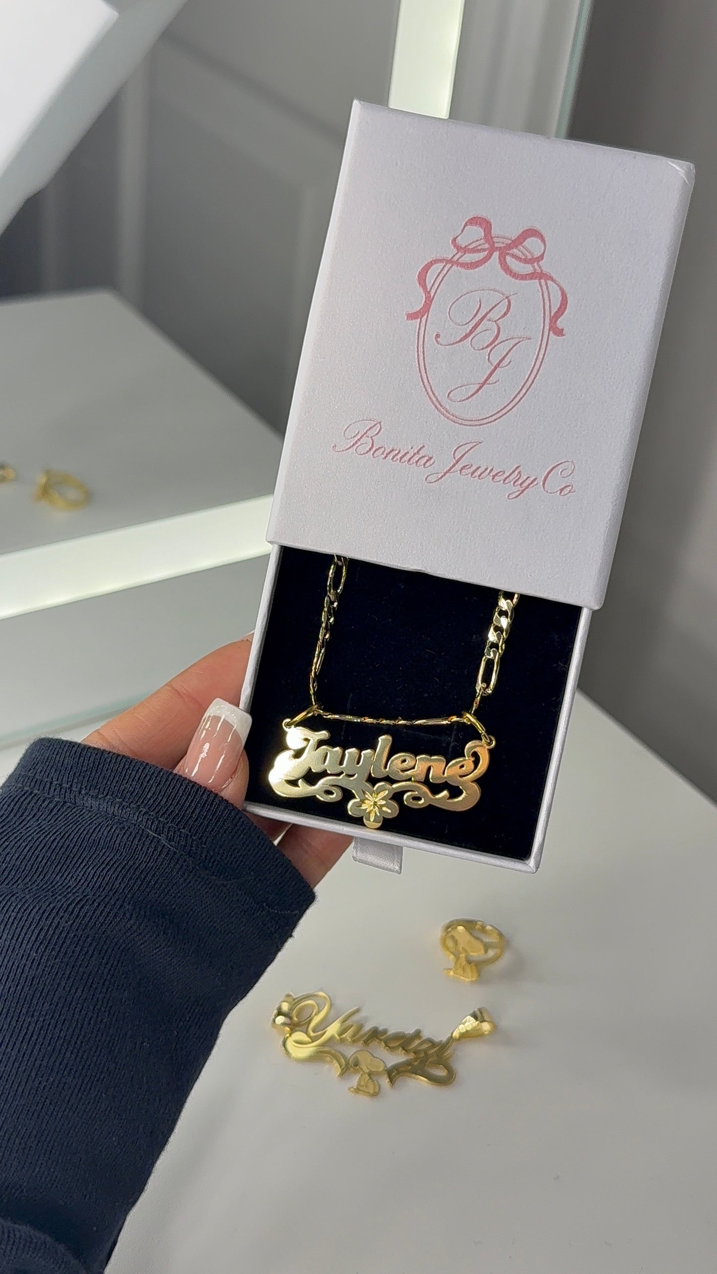 Flower personalized name necklace