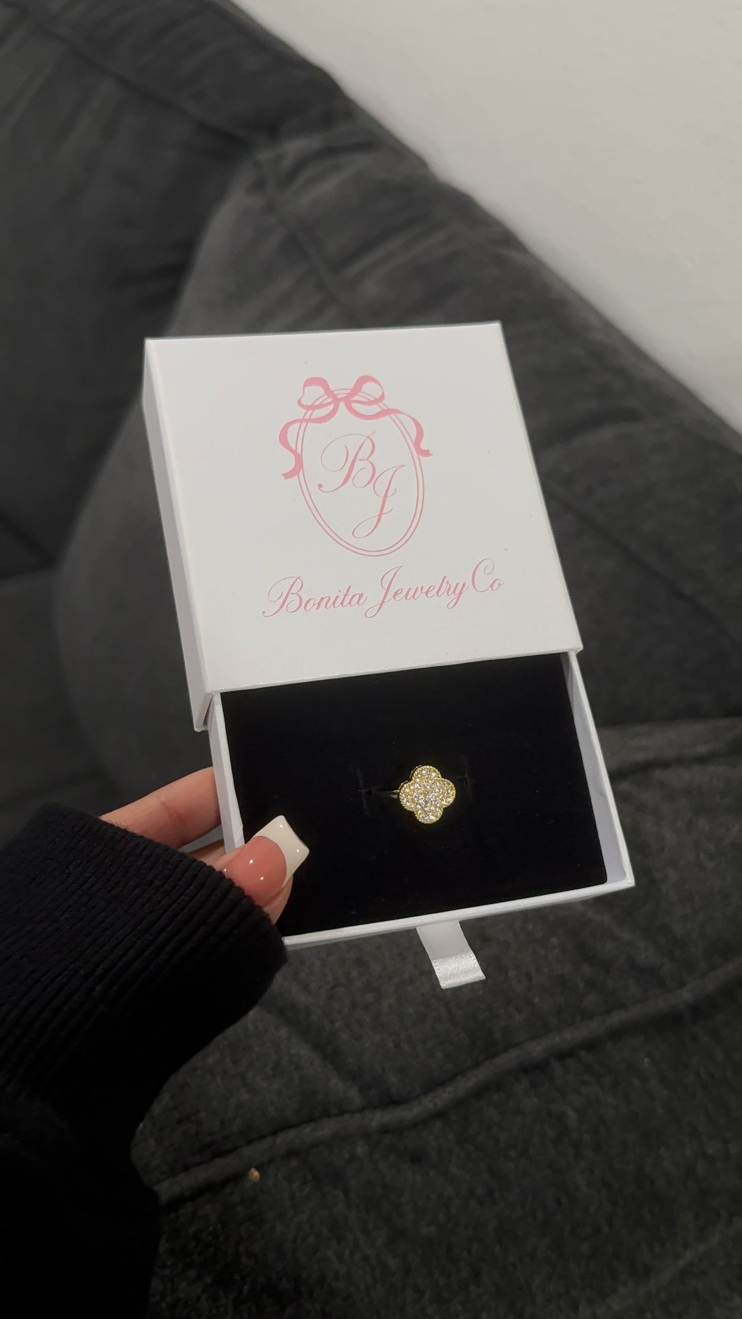Adjustable gold clover ring
