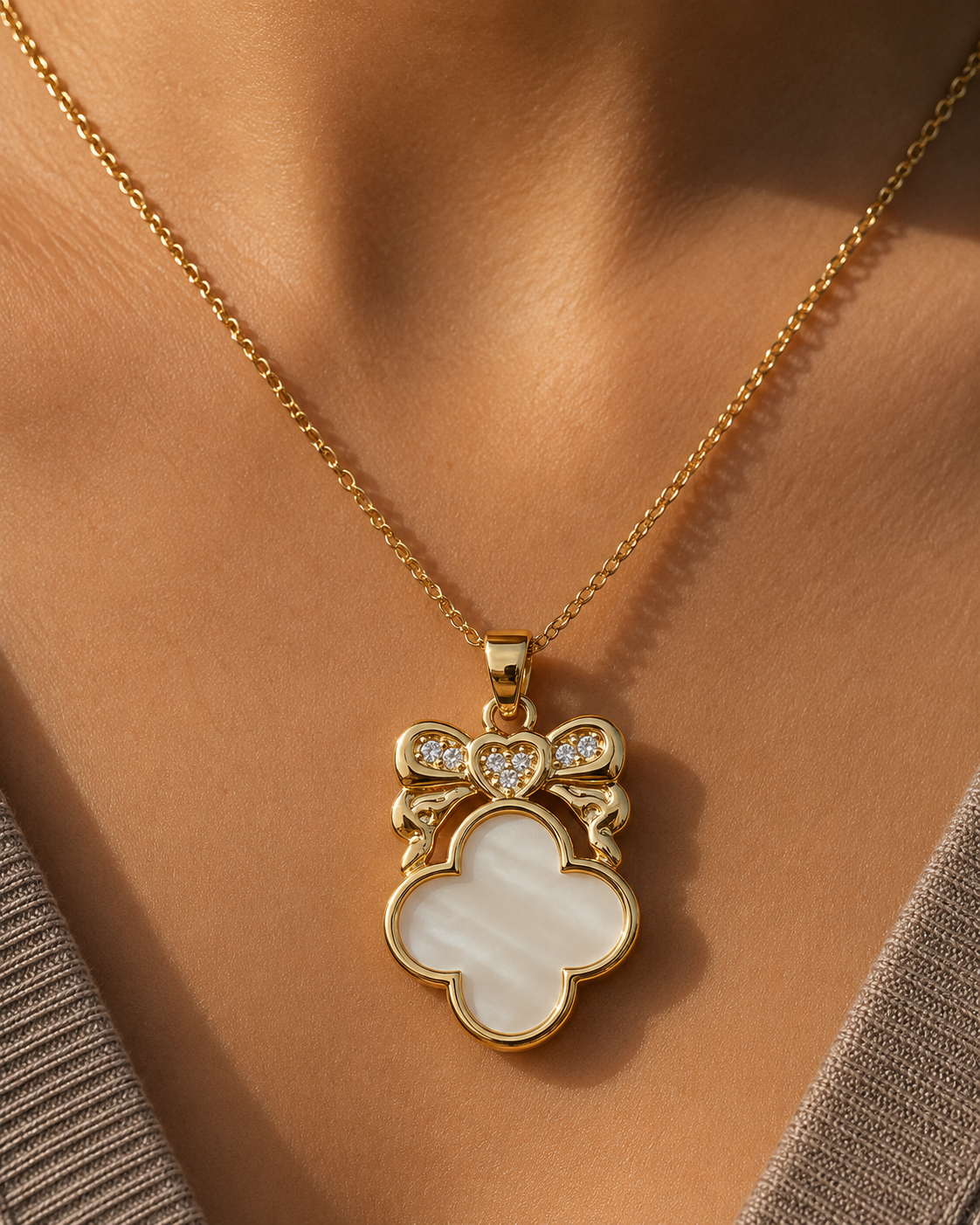 White bow clover pendant with necklace